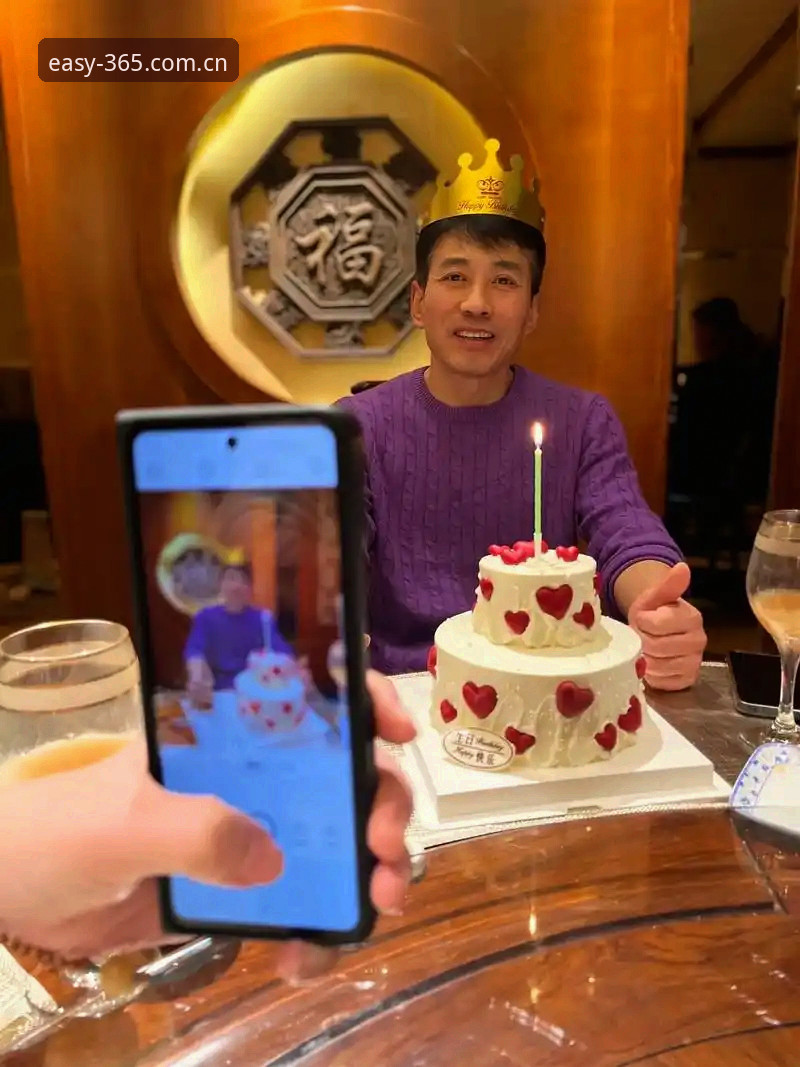 上个月，我在一家咖啡馆里偶遇了多年不见的老朋友张哥。他手机屏幕亮着，正在翻看一场英超的赛后统计，动作流畅得让我有点意外——“你不是说这赛季换了好几个入口都麻烦得很吗？”我问。他抬起头，咧嘴一笑：“那是你不知道现在的官网已经更新了，苹果端那边走一趟，再进官方入口，两三步就能调出实时数据。比从前省心多了。”